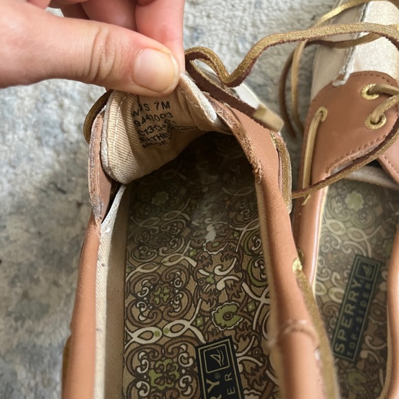 Size 7 Sperry gold sparkle boat shoe - Picture 2 of 4